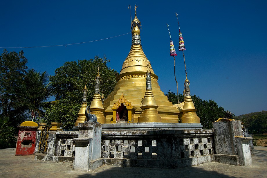 Stupa w pobliżu Roangchhari Buddhist Monastery (Chittagong Hill Tracts)